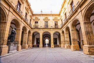 La Fábrica de Tabacos de Sevilla, las cigarreras y el mito de Carmen