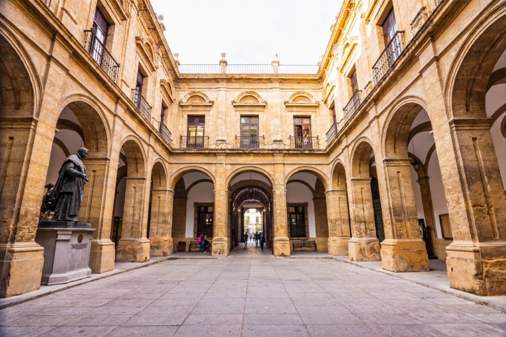 La Fábrica de Tabacos de Sevilla, las cigarreras y el mito de Carmen